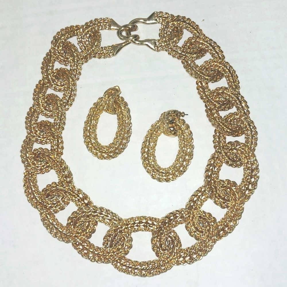 16" Necklace oval rope wire beads Hook and eye closure gold plated